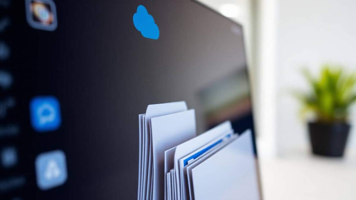 Tela de computador exibindo um arquivo digital organizado em pastas e categorias, com ícone de nuvem ao fundo